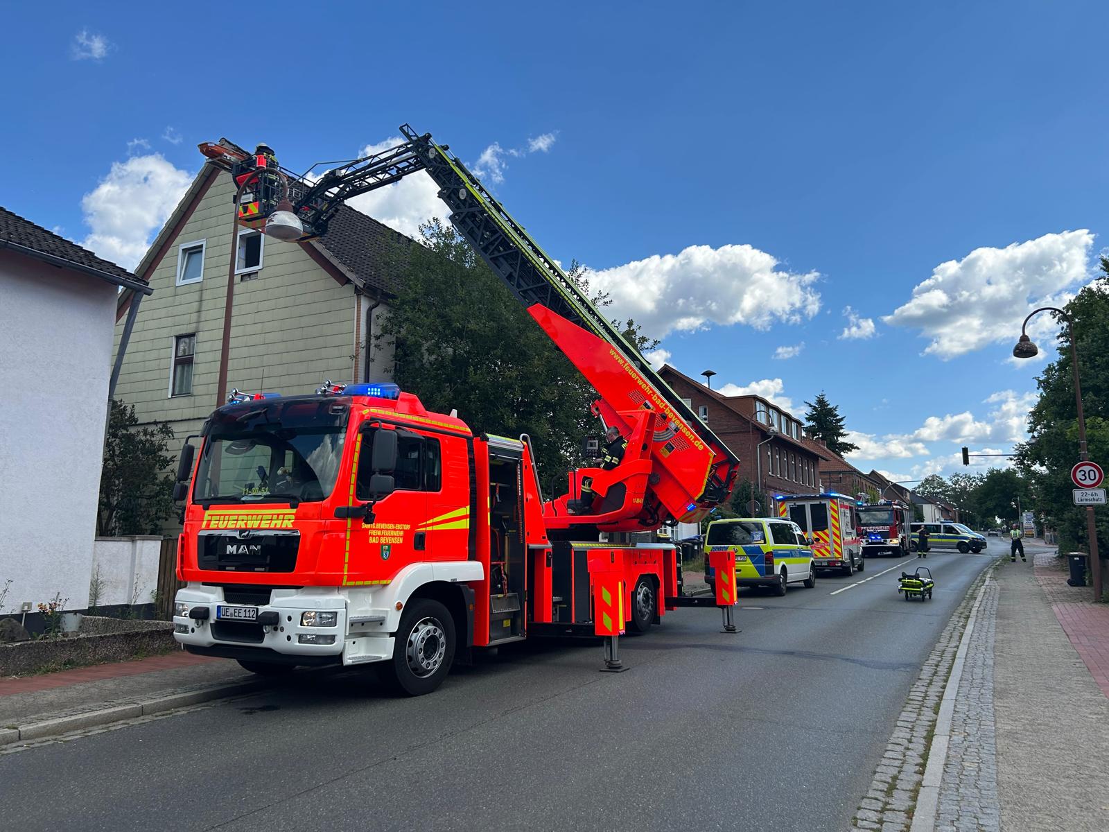 DLK vor Gebäude